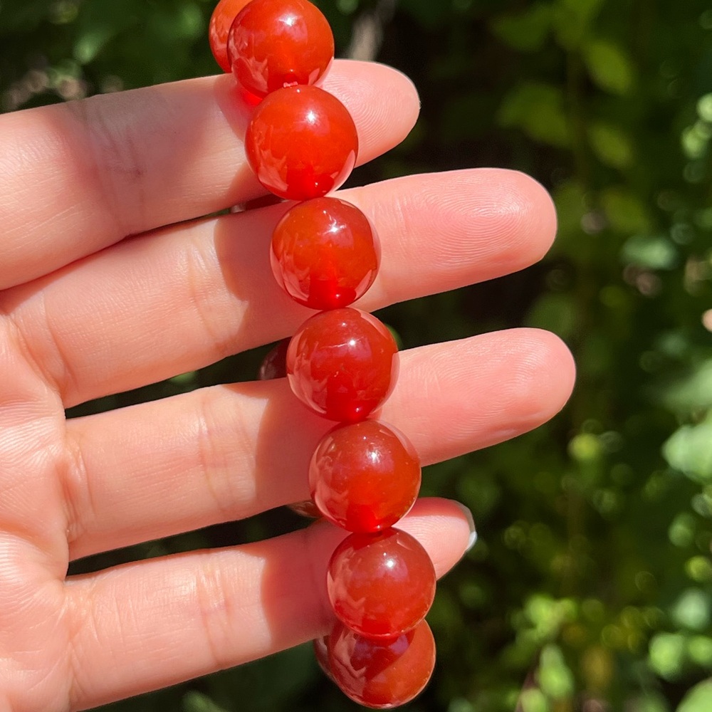 14mm stretchable red carnelian bracelet - Picture 3 of 9